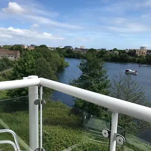 Beautiful River Views: 2 Bed / 2 Bath Modern Flat Cardiff